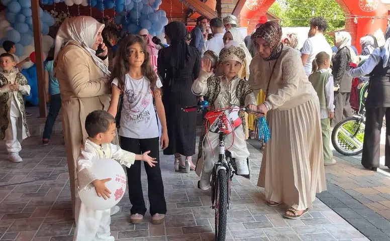 Sünnet şöleninde renkli anlar! Çocuklar hayallerini Anadolu'da Bugün'e anlattı