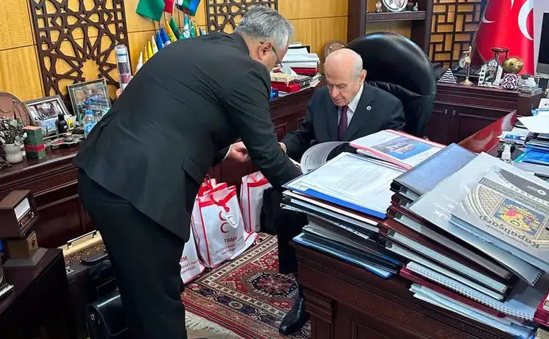 Konya’nın yeni başkanı Devlet Bahçeli ile poz verdi