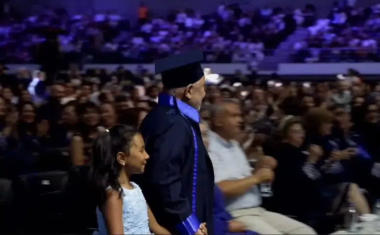 Konyalı ünlü iş insanı 68 yaşında mezun oldu! Diplomayı 7 torunu ile aldı