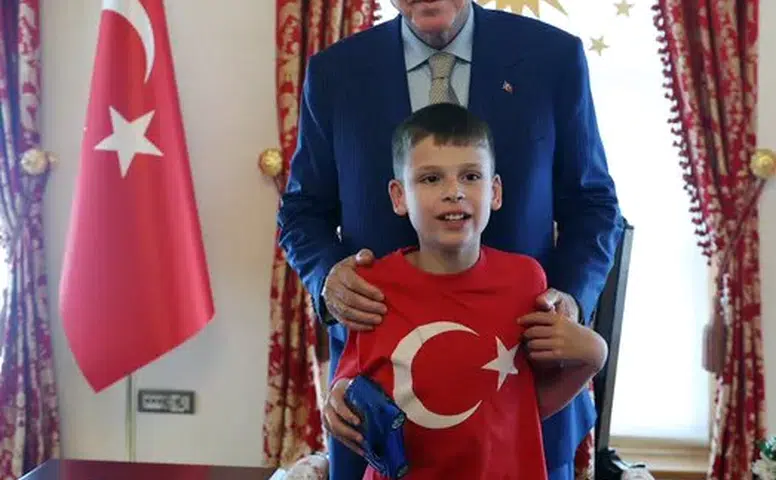 Erdoğan o İngiliz çocuğu kabul etti! Nefret etme kek yap