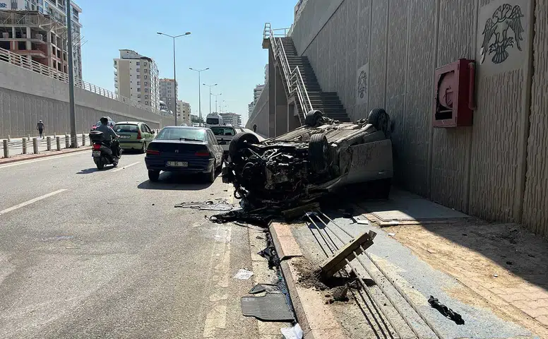 Konya'da feci kaza! Refüje çarpan otomobil takla attı