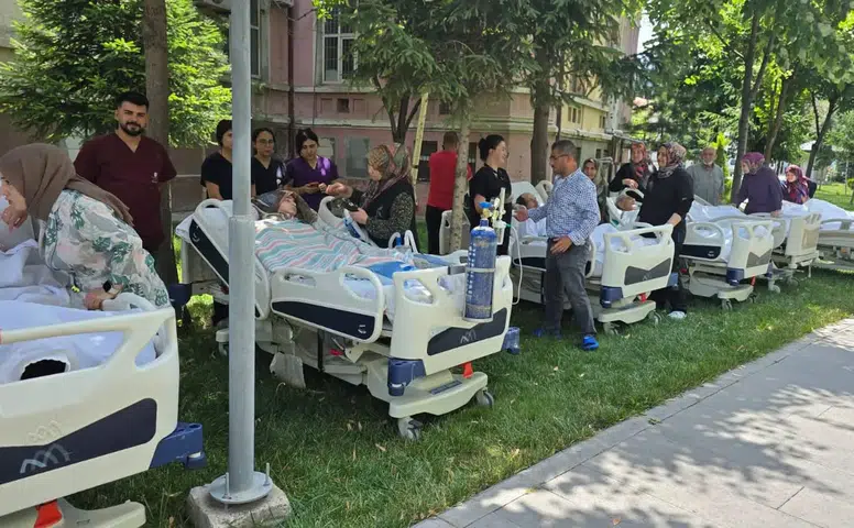 Konya Numune Hastanesi’nde hastaların yatakları bahçeye çıkarıldı