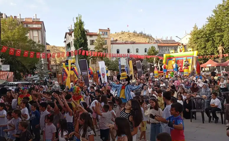 Konya Bozkır’da yüzlerce kişi sazla sözle eğlendi