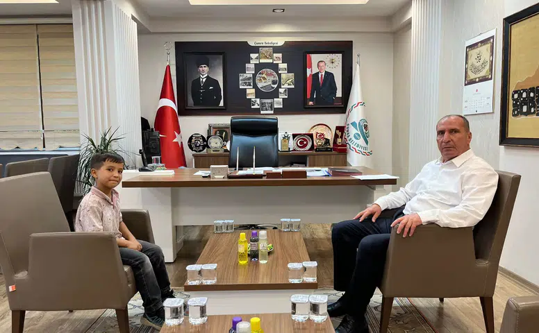 Konyalı minik müezzin başkanın makamında!