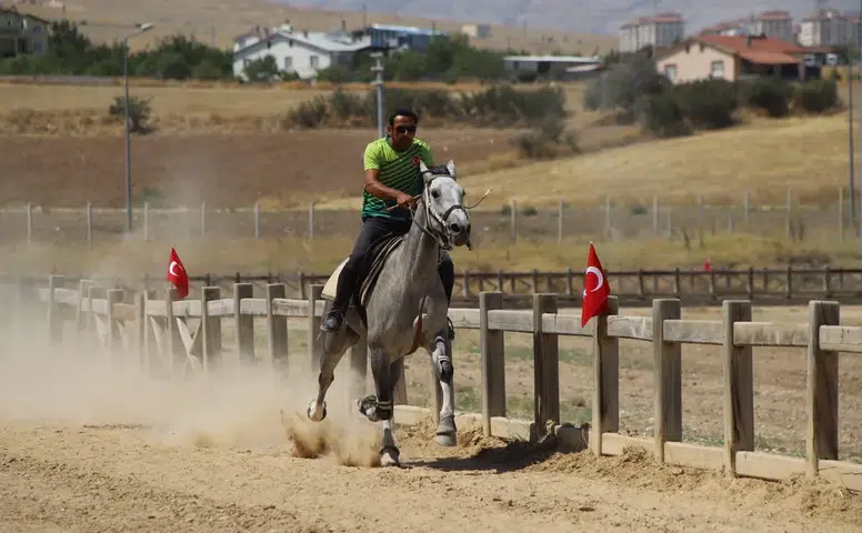 Konya’da at yarışı heyecanı yaşandı