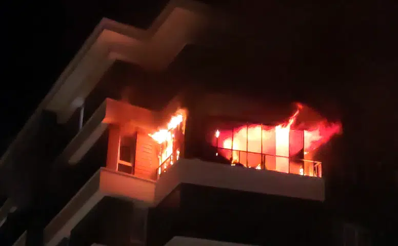 Aksaray’da apartman yangını: 14 kişi dumandan etkilendi