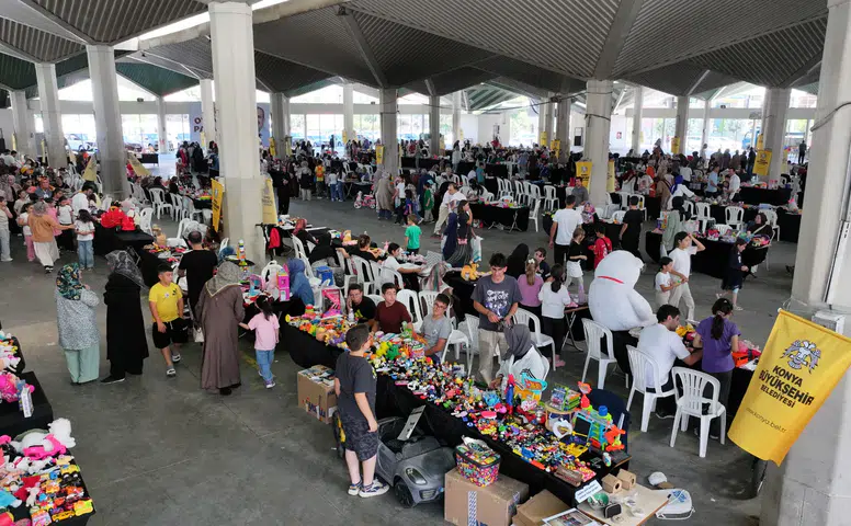 Konya'da çocuklardan örnek pazar! 300 stantta oyuncaklar satışa çıktı