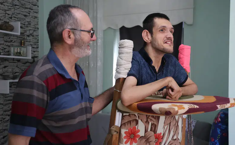 Konya’da oğlu için yıllardır mücadele ediyor! Kendi imkanlarıyla çözüm üretti