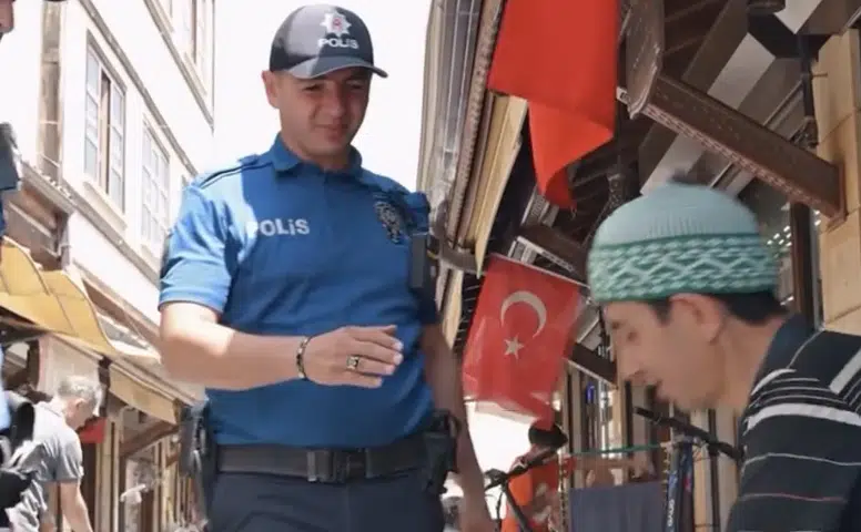 Konya polisi Bedesten’de! Gönüllere dokunuyor
