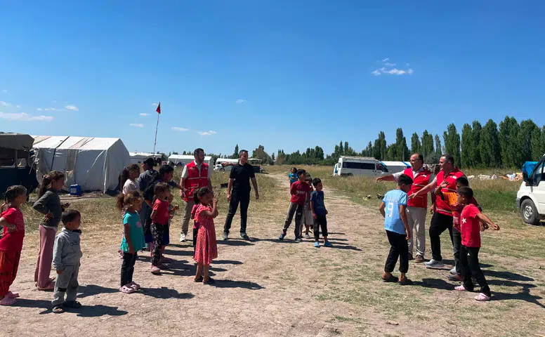 Konya'da yürek ısıtan ziyaret! Mevsimlik tarım işçilerinin çocukları sevindirildi