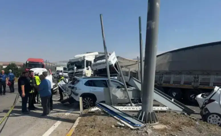 Konya'da kırmızı ışıkta bekleyen araçlara TIR çarptı! 1 ölü, 9 yaralı