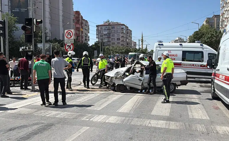 Konya’nın merkezinde yoğun caddeyi kapatan kaza! 1’i ağır 2 yaralı