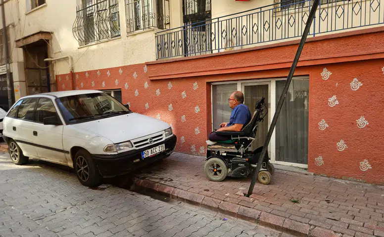 Konya'da engellilerin geçişine engel: “Vatandaşlarla sorunumuzu çözemiyoruz”