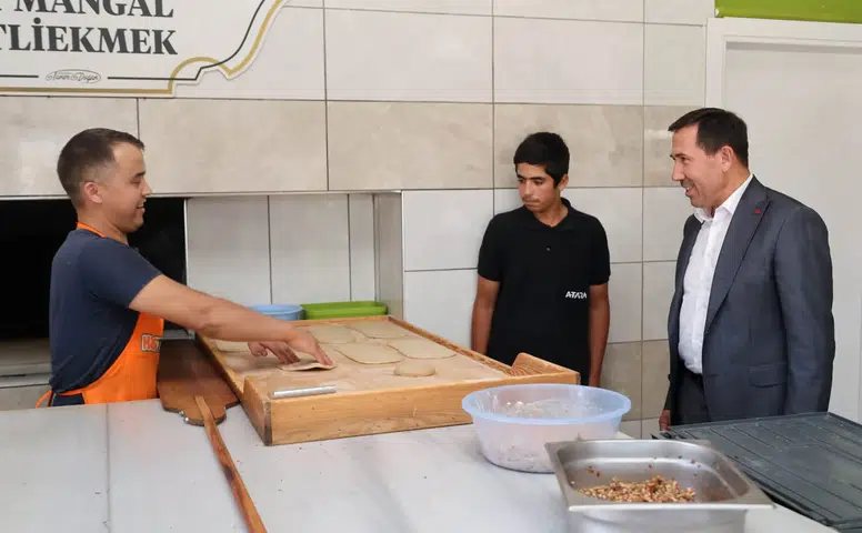 Konyalı Başkan fırına girdi! Vazgeçilmez lezzeti yerinde inceledi