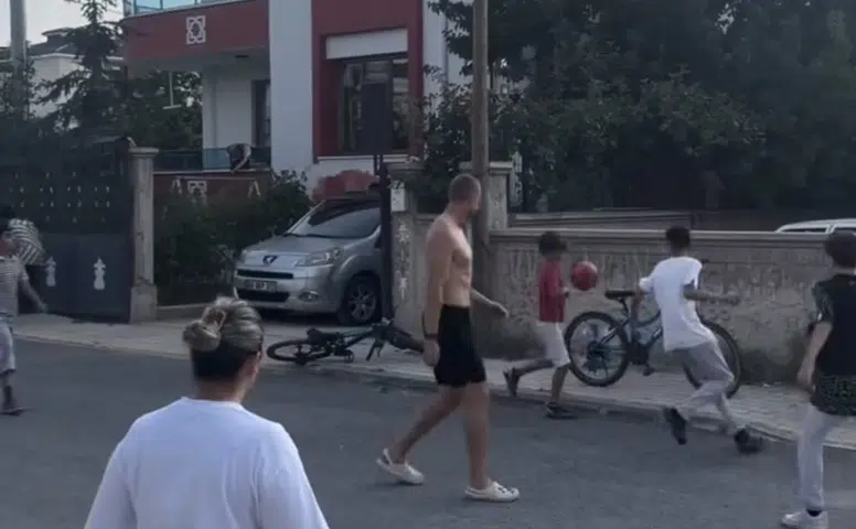 Konyasporlu futbolcu formayı çıkardı, sokağa çıktı! Yaptığı hareket büyük alkış aldı