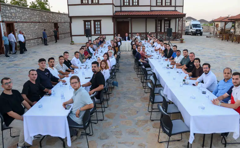 Konya’da Başkan Kavuş gençlerle bir araya geldi! Geleceği konuştular