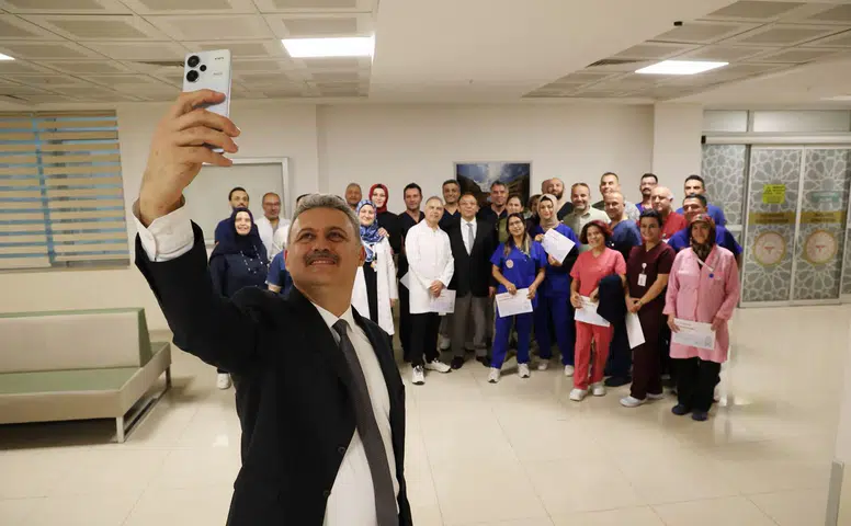 Konya’da İl Sağlık Müdürü yılda yüzlerce hayat kurtaran ekiple selfi yaptı