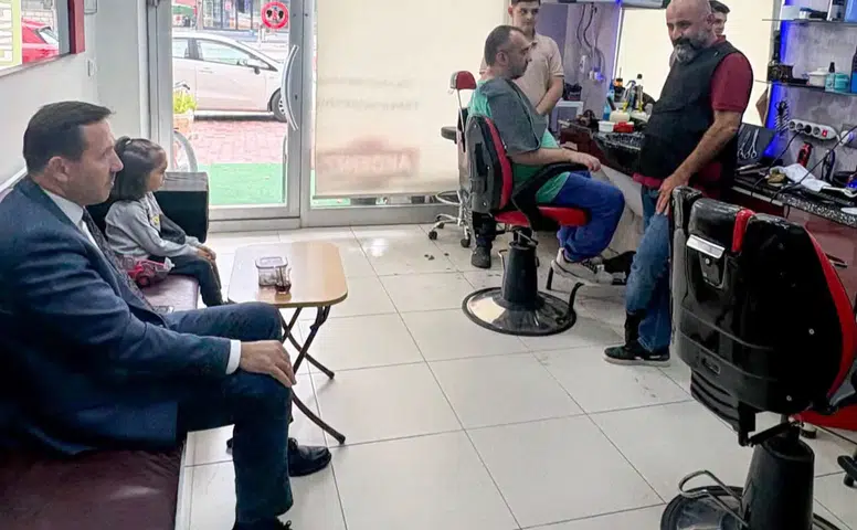 Konyalı Belediye Başkanı berber dükkanına girdi