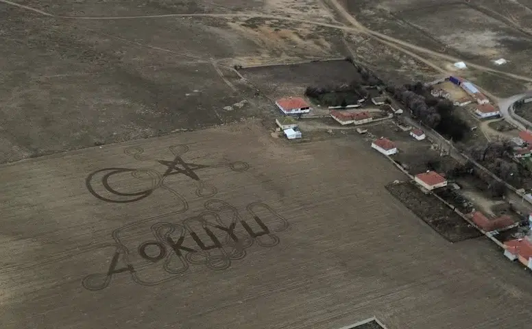 Konyalı üretici tarlasına dev ay ve yıldız çizdi