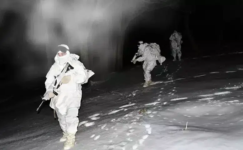 Kareler paylaşıldı! Mehmetçikten zorlu şartlarda gece eğitimi