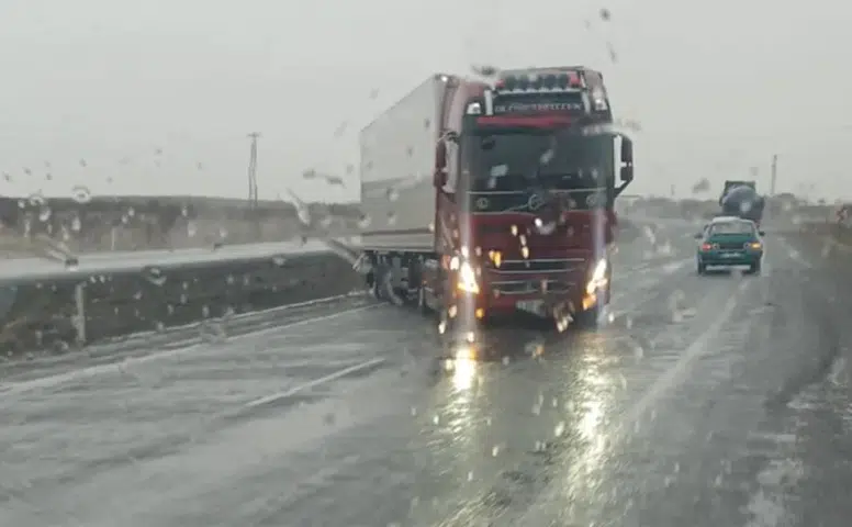 Konya'da şiddetli rüzgar trafiği felç etti