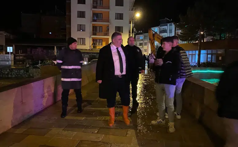 Konyalı Başkan çizmeleri giydi! Gece de ilçesi için çalışıyor