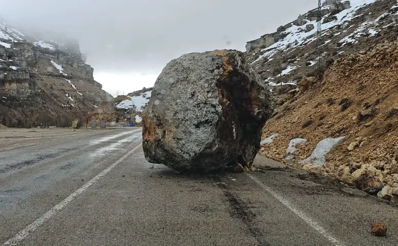 Karaman-Konya yolunda tehlike! Dev kaya trafiği durdurdu