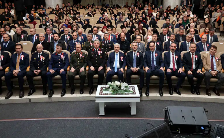 Konya’da 12 Mart coşkusu: Vali Akın öğrencilerle Mehmet Akif’i andı