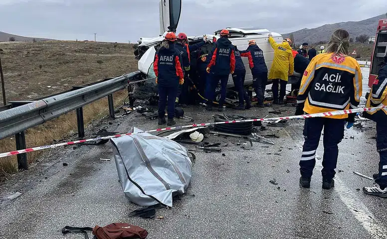 Konya’da kaza! Otomobil ve ticari araç çarpıştı: 2 ölü, 4 yaralı
