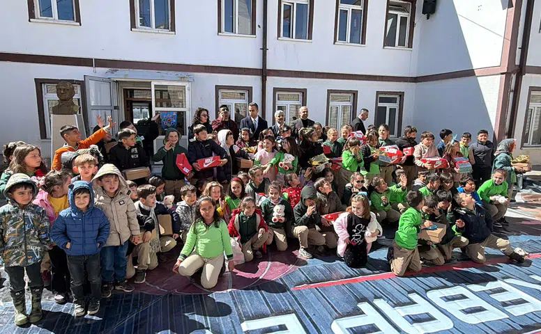 Konya’da işletmeciden öğrencilere bayram hediyesi