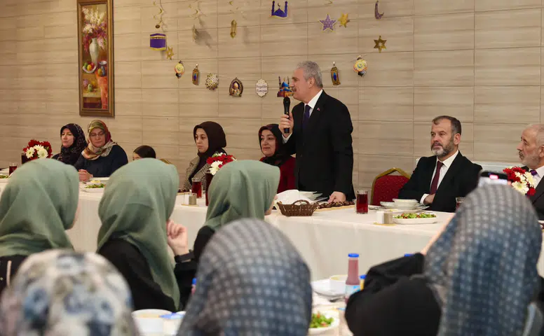 Konya Valisi Akın ve eşi, öğrencilerle iftar yaptı