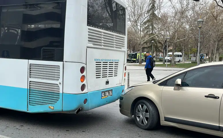 Konya’da kaza! Otobüse çarpan araç trafiği aksattı