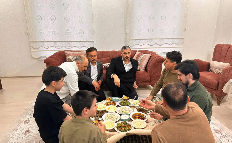 Konyalı Başkan Apil yer sofrasına oturdu! O aileyi ziyaret etti