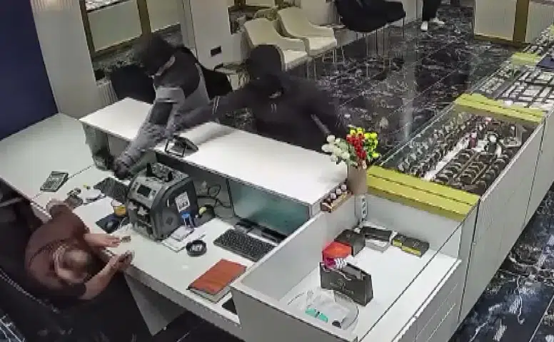 Konya’da maskeli 3 hırsızın kuyumcu soygunu saniye saniye kamerada!