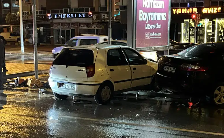 Konya’da kaza! Trafik lambası devrildi, 2 yaralı
