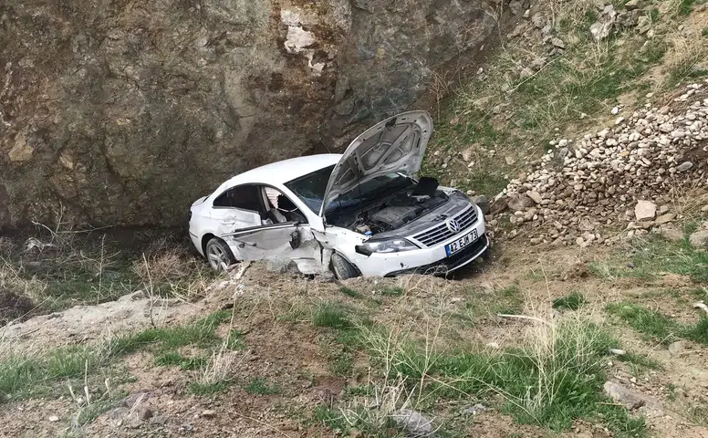 Konya’da kontrolden çıkan otomobil şarampole uçtu
