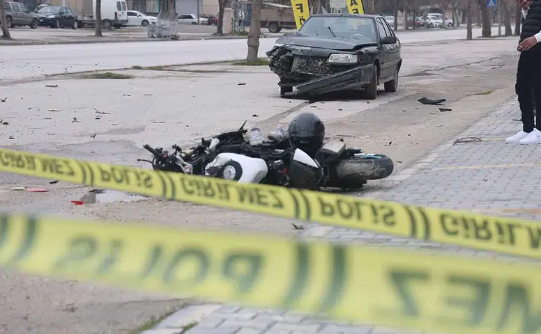 Kaza anı kameralara yansıdı! Konya’da otomobil ile motosiklet çarpıştı