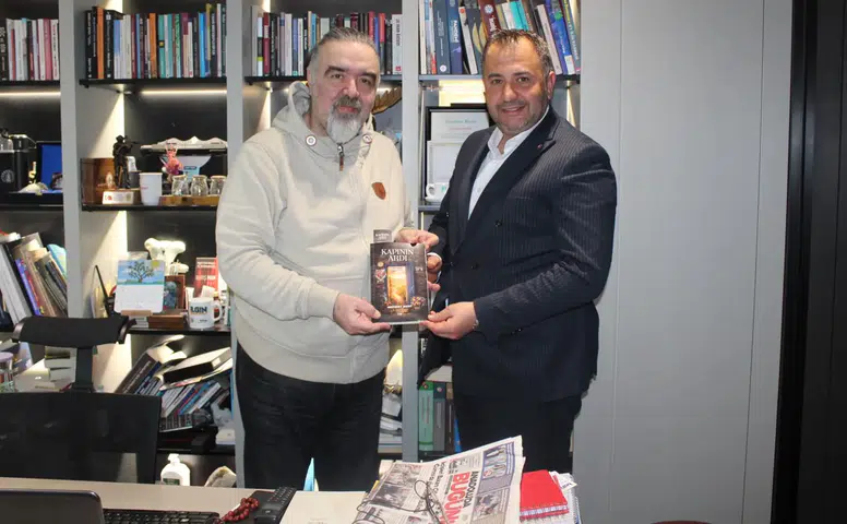 Yazar Mehmet Mert, ilk kitabını Erhan Dargeçit'e hediye etti