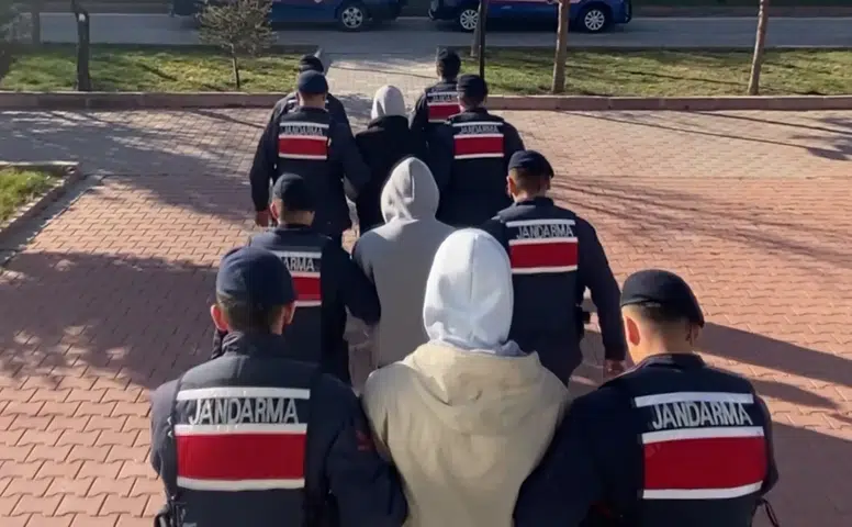 Konya Yolu’nda minibüsün kapısından bin 120 uyuşturucu hap çıktı!