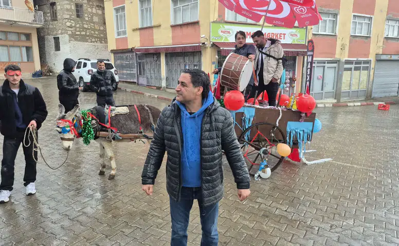 Konya’da ilginç gelenek: Davulcular eşek arabasıyla bahşiş topladı