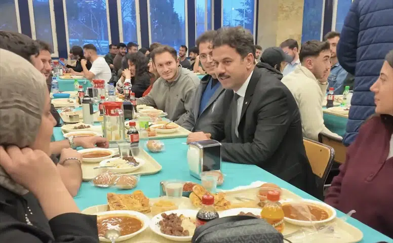 Konya’da rektör, öğrencilerle iftar yaptı!