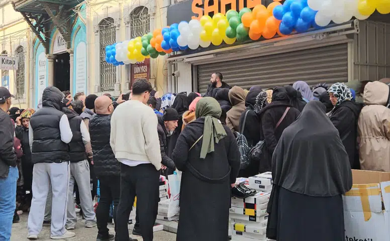 Konya’da büyük bayram indirimi kuyruğu! Vatandaşlar saatlerce bekledi