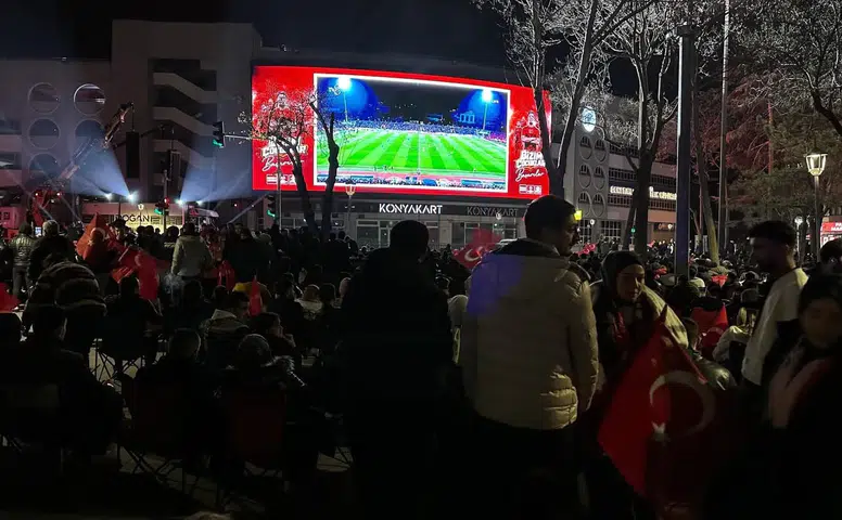 Konya dev ekrana akın etti! Millilere büyük destek