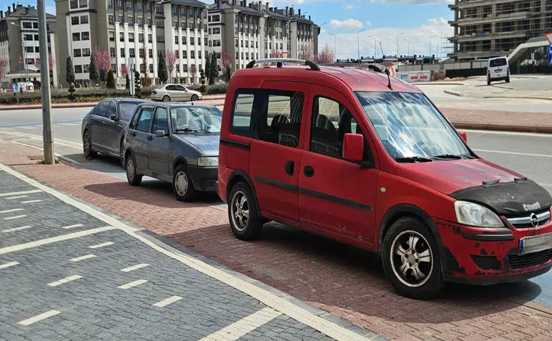 Konya’da kaldırım ve bisiklet yolu işgali güvenlik riskini artırıyor