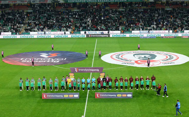 Konyaspor-Trabzonspor maçını dikkat çeken isimler birlikte izliyor