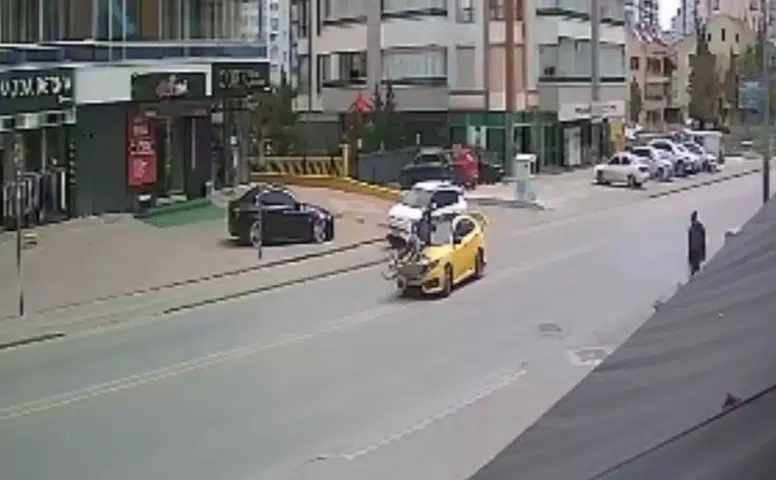 Konya’da taksi bisikletliye çarptı! Savrulma anı kamerada