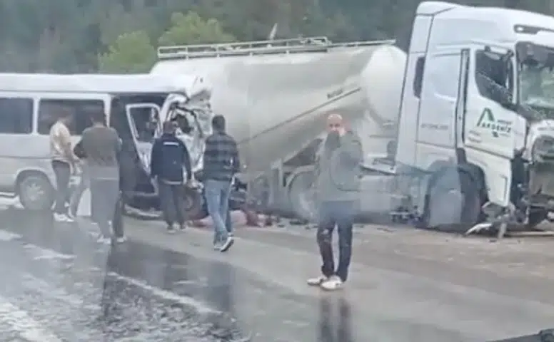 Tır ile minibüs çarpıştı! 7 ölü, 7 yaralı