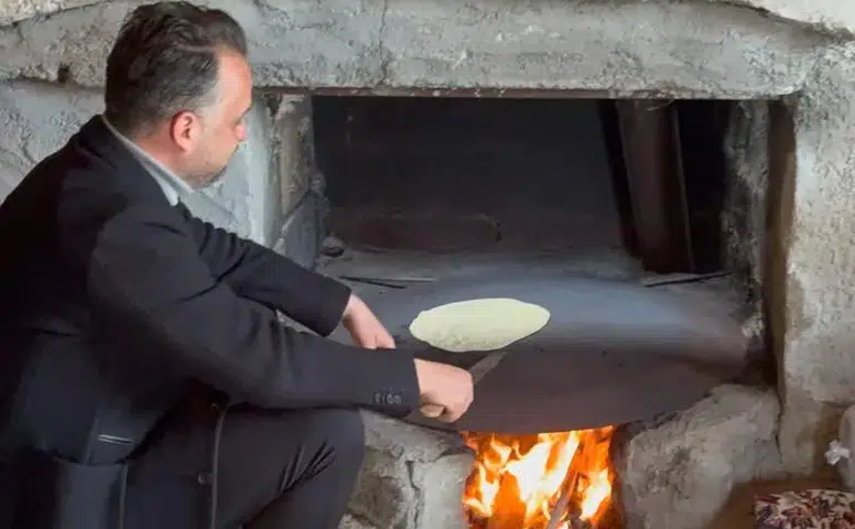 Konyalı Başkan ocak başına oturdu, ekmek pişirdi