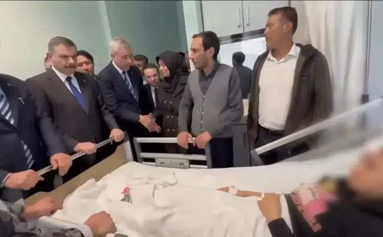 4 Bakan hain saldırıda yaralanan öğrencileri ziyaret etti