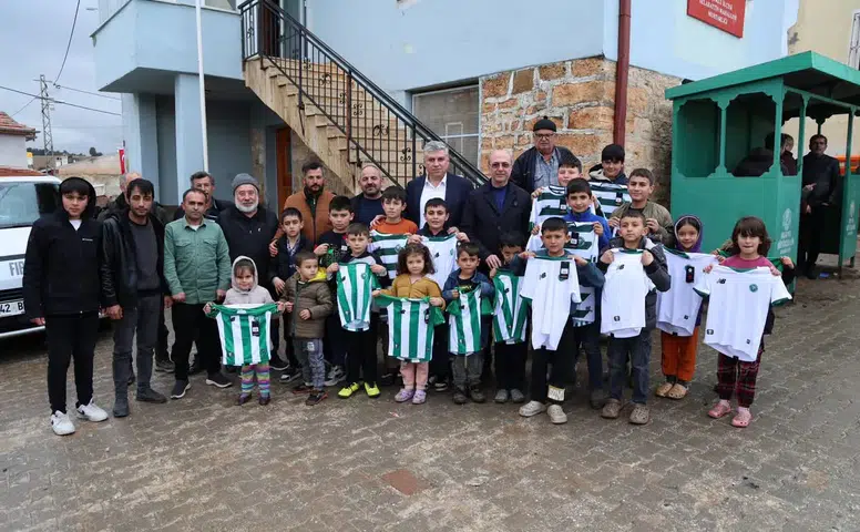 Konyalı Başkan mahallerde çocuklara Konyaspor forması dağıttı